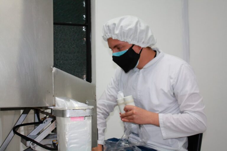 Maquila con la Fundación Ideal 8 persona-trabajando