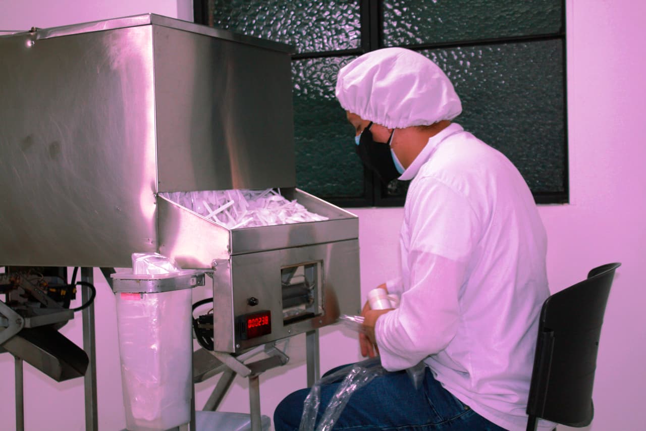 Maquila con la Fundación Ideal 7 trabajador-maquilando